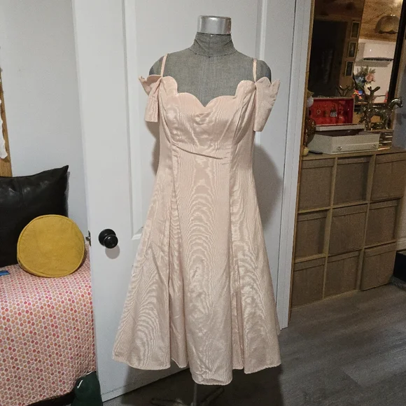 Vintage 1980s Karen Lucas NIKI Pink Off Shoulder Scalloped Formal Dress, SIZE 12 - Picture 1 of 16